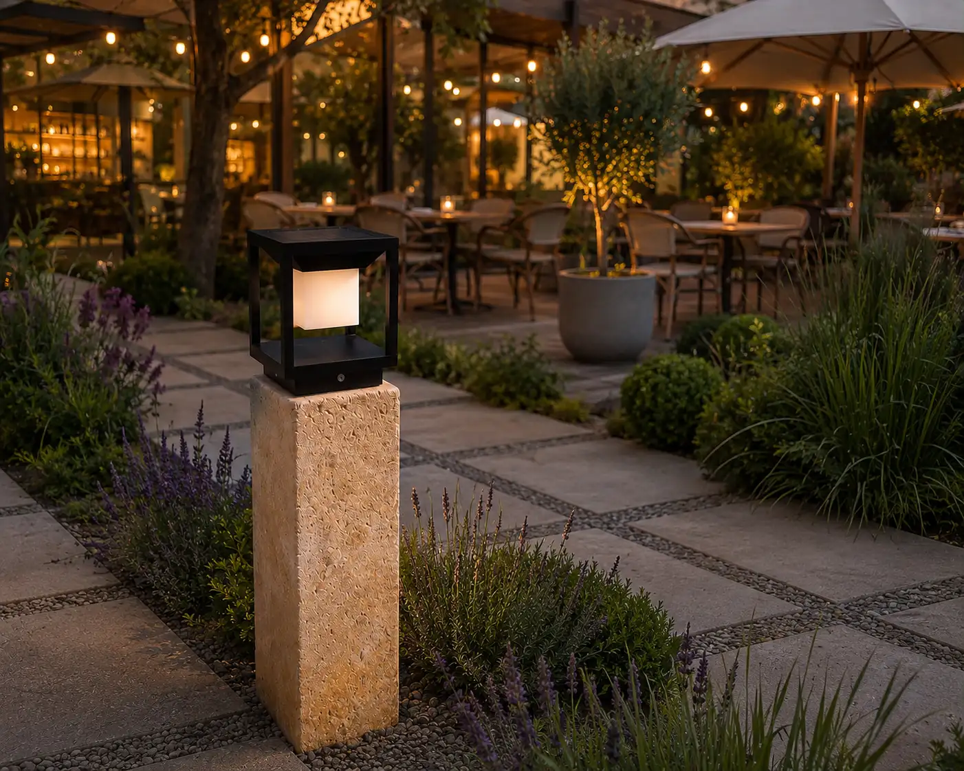 Zahradní kamenná solární lampa - 14 × 14 × 65 cm, pemrlovaná