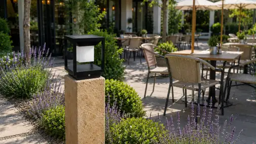 Zahradní kamenná solární lampa - 14 × 14 × 65 cm, pemrlovaná
