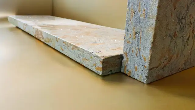 Parapet s okapnicí formátovaný tl. 3 cm
