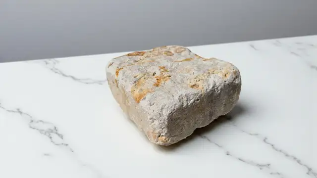 Pískovcové dlažební kostky 12 × 12 × 6 cm (zakulacené) – odolné a elegantní řešení pro venkovní plochy